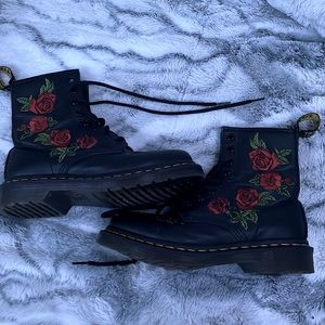 Dr. martens Size 6 woman’s blk roses